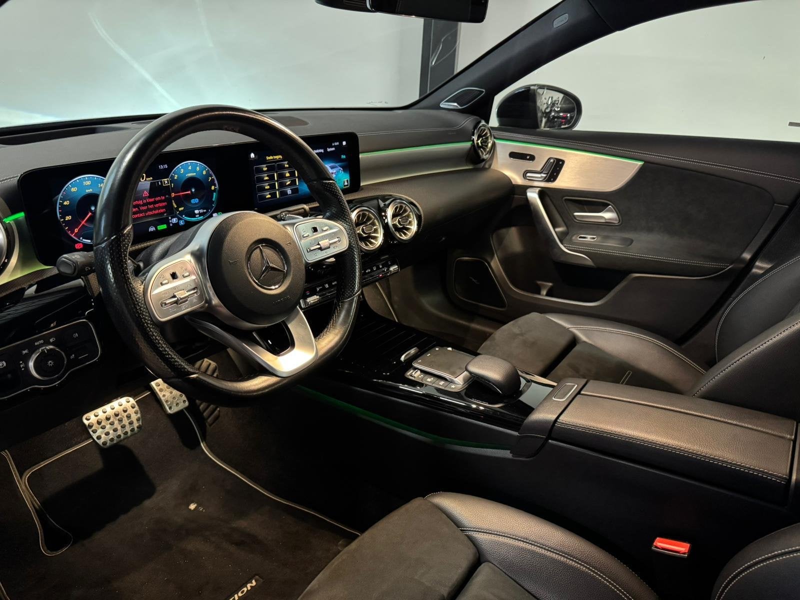 Mercedes-Benz A-klasse 250 e Business Solution AMG PANO HUD, Auto's, Dealer onderhouden, Gebruikt, 4 cilinders, Bedrijf