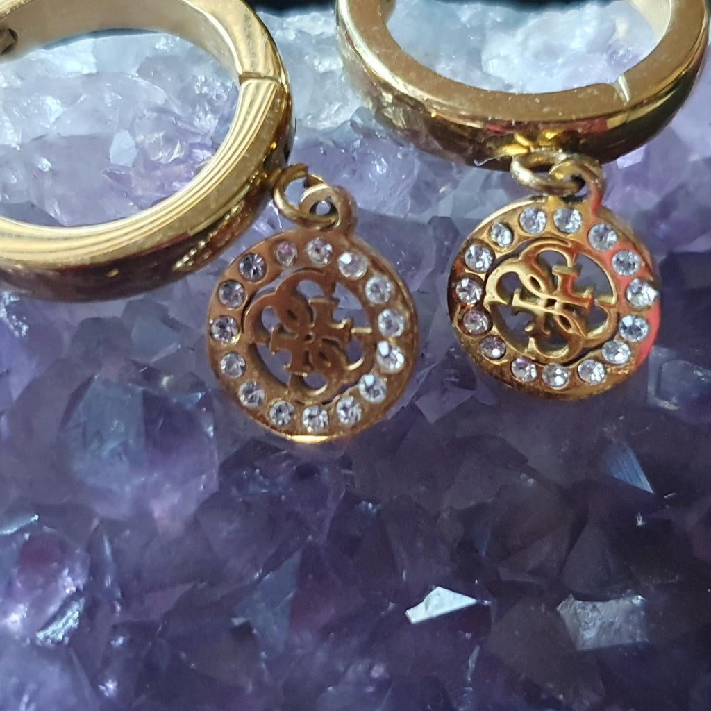 Goudkleurige Guess oorbellen met steentjes, Ophalen of Verzenden, Zo goed als nieuw, Goud, Overige materialen