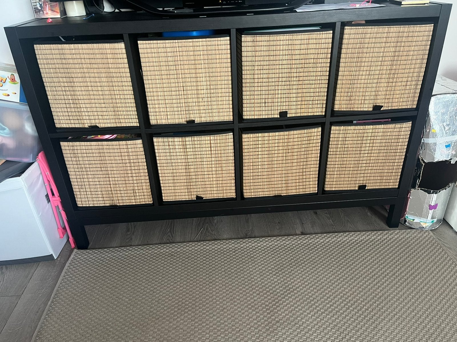 Ikea Kallax zwart met onderstel en manden - opbergkast €60!, Ophalen, Eikenhout, 50 tot 100 cm, Zo goed als nieuw