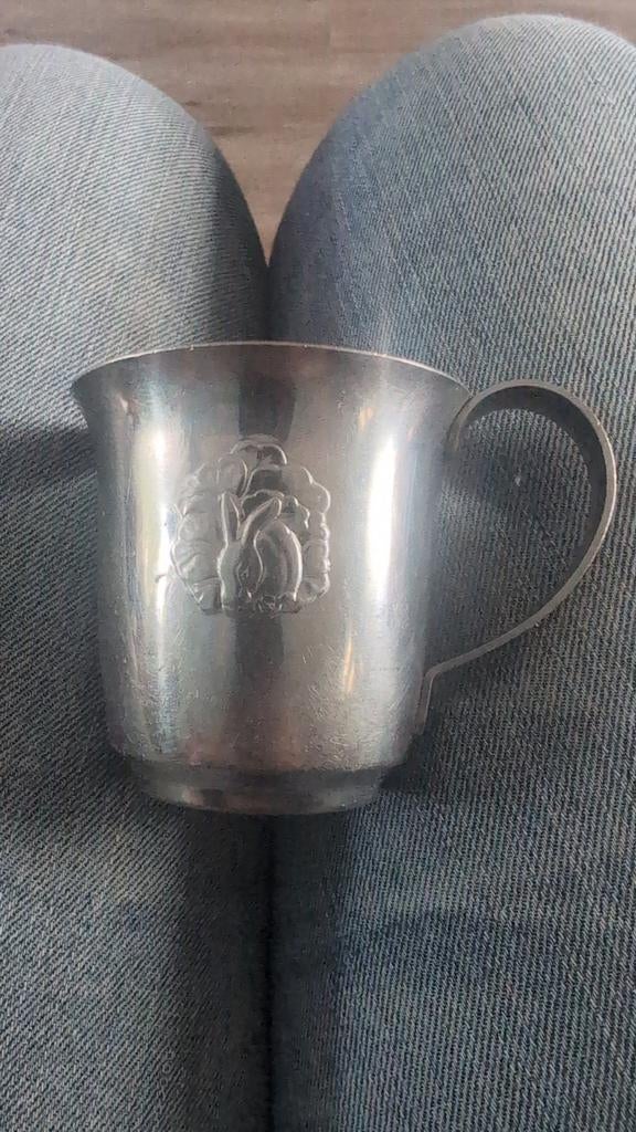 Vintage zilverkleurige beker met konijn reliëf, Ophalen of Verzenden
