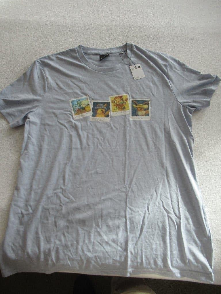 lichtblauw T-SHIRT Pokémon x Van Gogh Museum, maat xl, Hobby en Vrije tijd, Verzamelkaartspellen | Pokémon, Nieuw, Overige typen