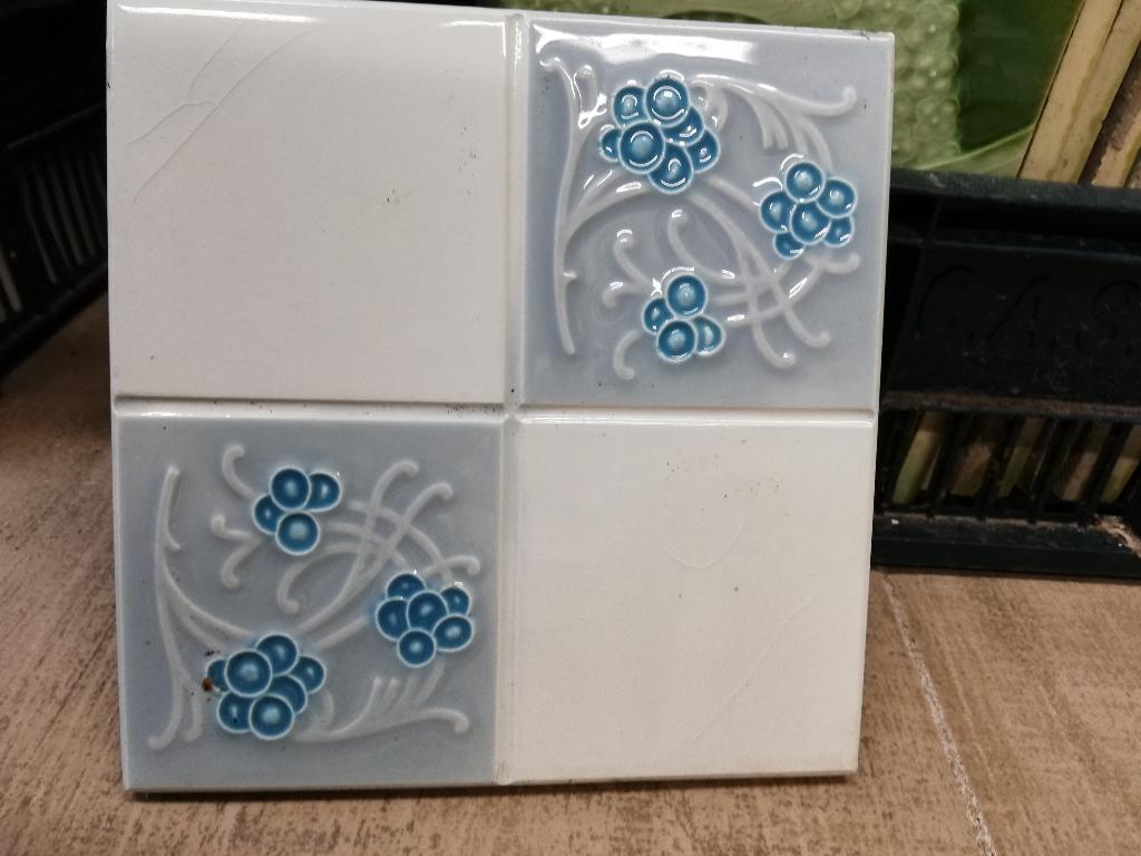 92 stuks art nouveau wandtegels met blauwgrijs besje, Antiek en Kunst, Ophalen