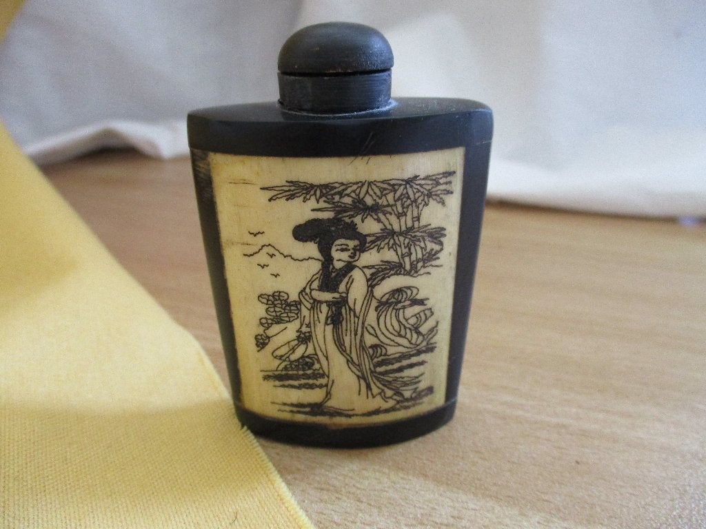 Chinees geurflesje van been, Antiek en Kunst, Kunst | Niet-Westerse kunst, Natuurlijk materiaal, Handgemaakt, China, Zwart