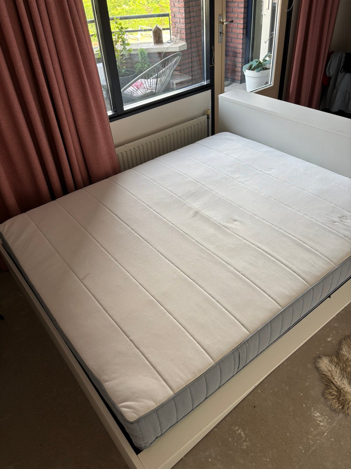 Wit houten bed met matras en veel opbergruimte, Ophalen, Tweepersoons, Zo goed als nieuw, 180 cm