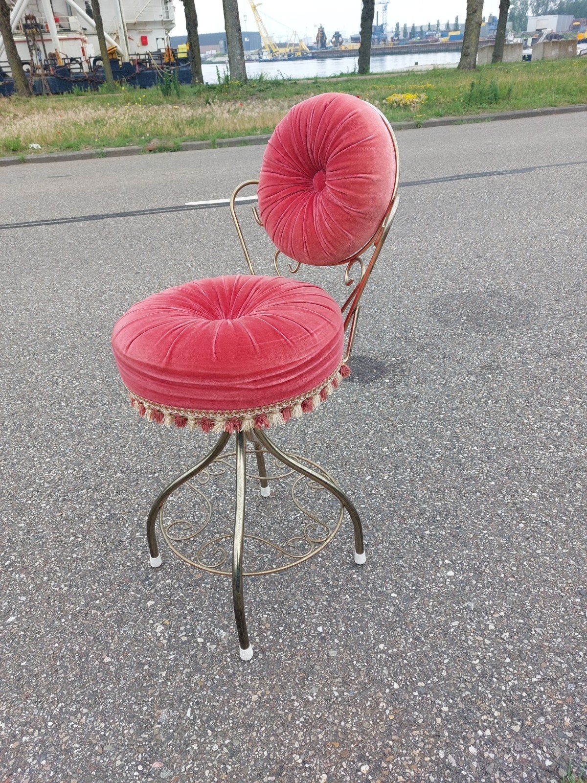 Vintage kaptafelkrukje rood fluweel goudkleurig metaal, Gebruikt, Vintage, Hollywood Regency, Ophalen of Verzenden, Stof