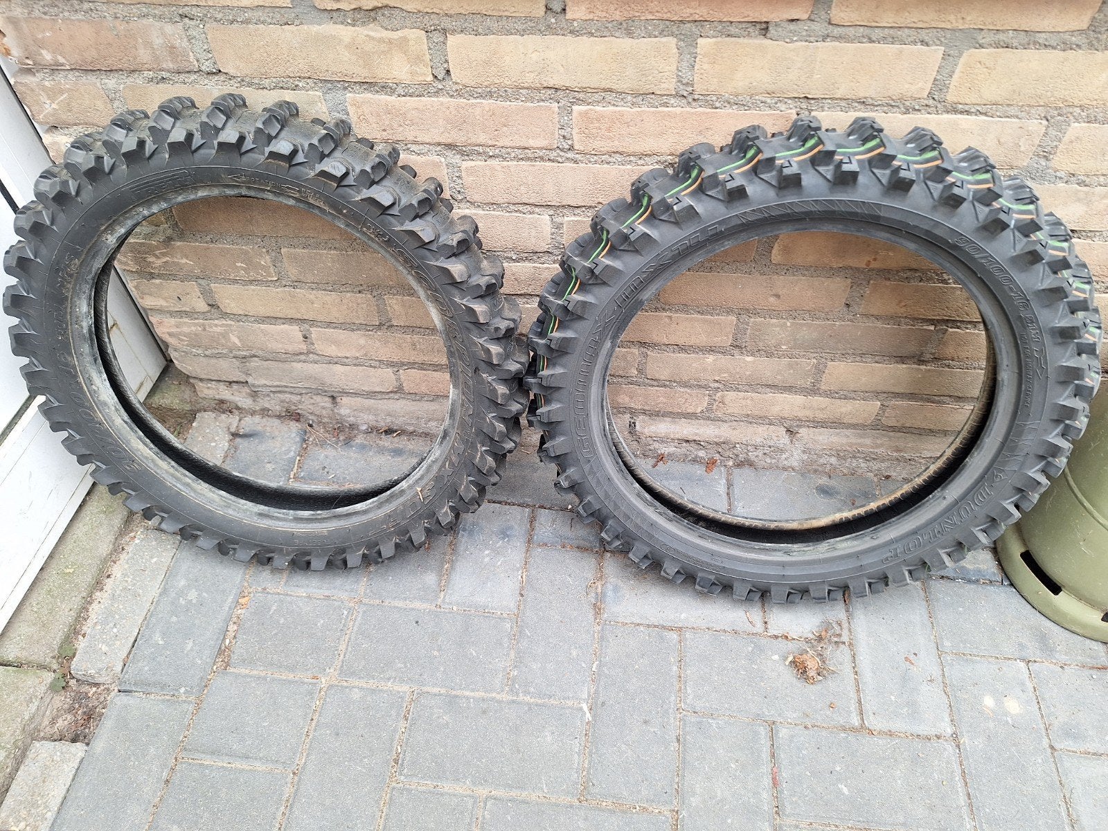 2 schoepenbanden 1 nieuw 1 gebruikt  16 inch 85 cc achtervee, Fietsen en Brommers, Brommers | Crossbrommers, Ophalen, Overige merken