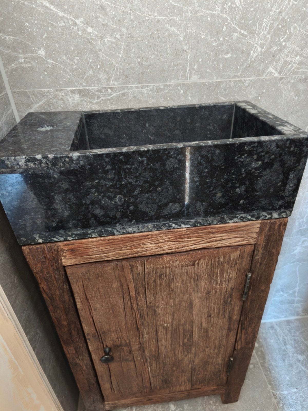 Nieuwe natuurstenen wasbak. van 45x24x14 cm, Ophalen