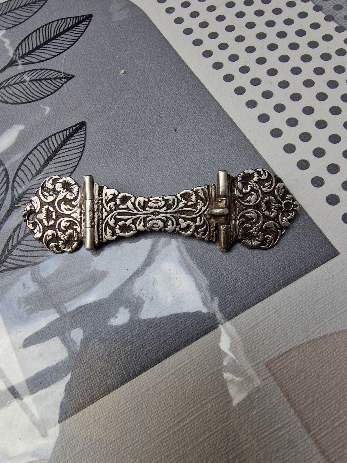 Antieke Zilveren Bijbel Slot Broche met Filigraan Decoratie, 4 tot 7 cm, Gebruikt, Ophalen of Verzenden, Zilver