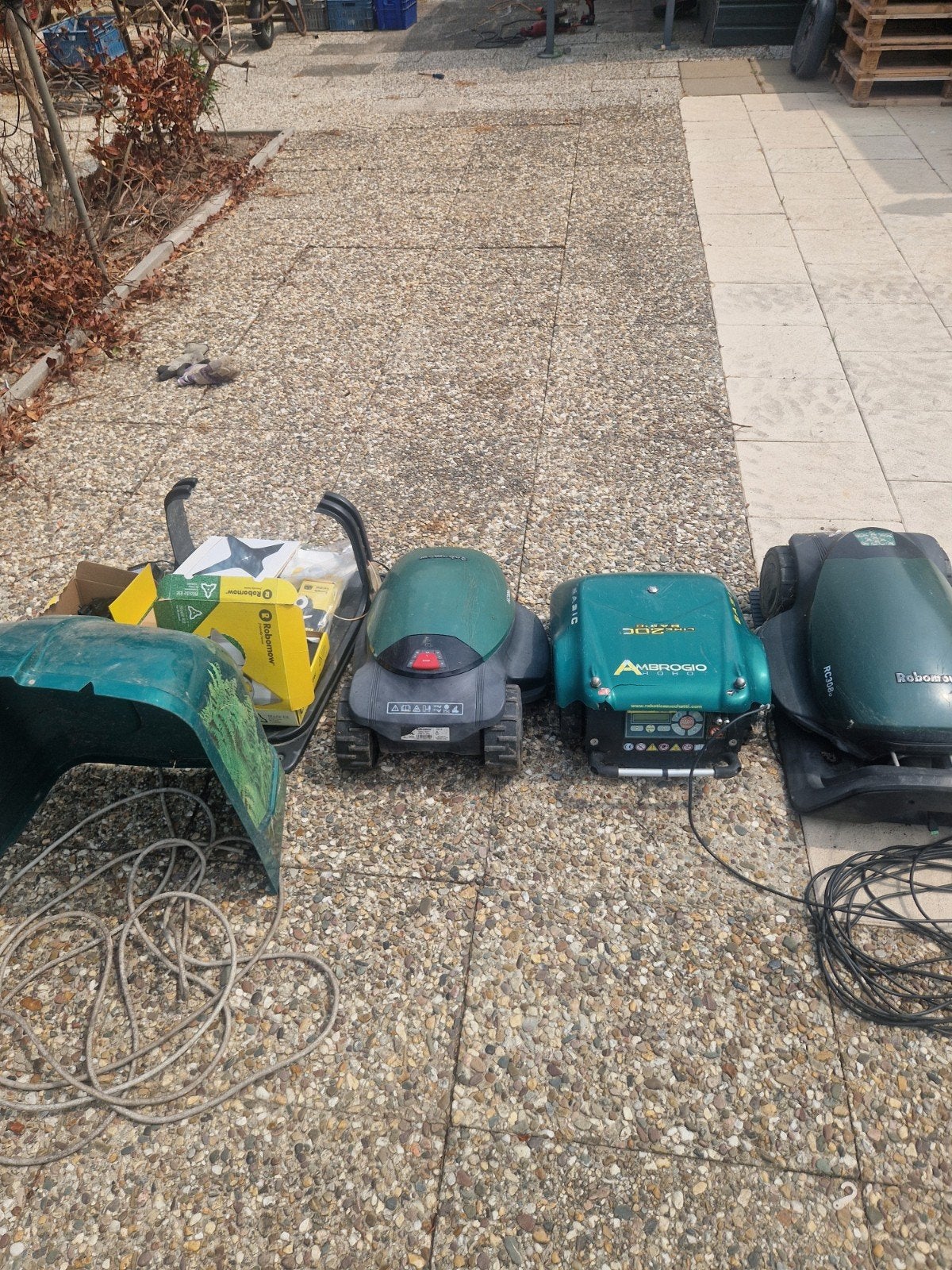Robomow en Ambrogio Robotmaaiers met accessoires, Cirkelmaaier, Gebruikt, 30 t/m 39 cm, Verzenden