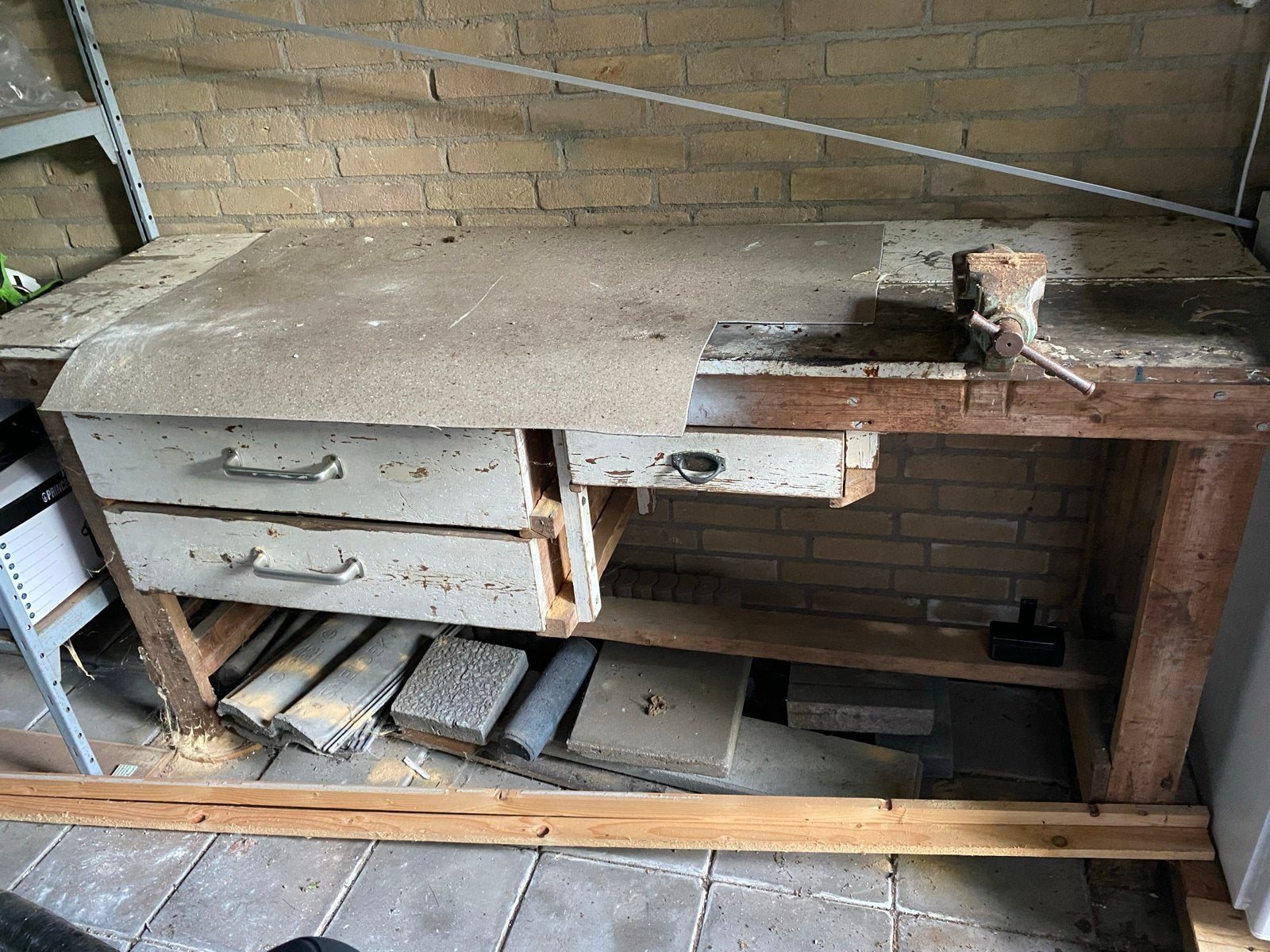 Werkbank met bankschroef - Mogelijk houtwormen, Doe-het-zelf en Verbouw, Werkbanken, Ophalen, Gebruikt, 170 cm of meer, Bankschroef