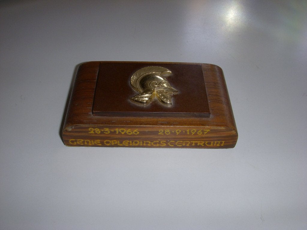 Houten presse papier Genie Opleidingscentrum 1966 - 1967, Verzamelen, Ophalen of Verzenden, Landmacht, Nederland, Overige typen