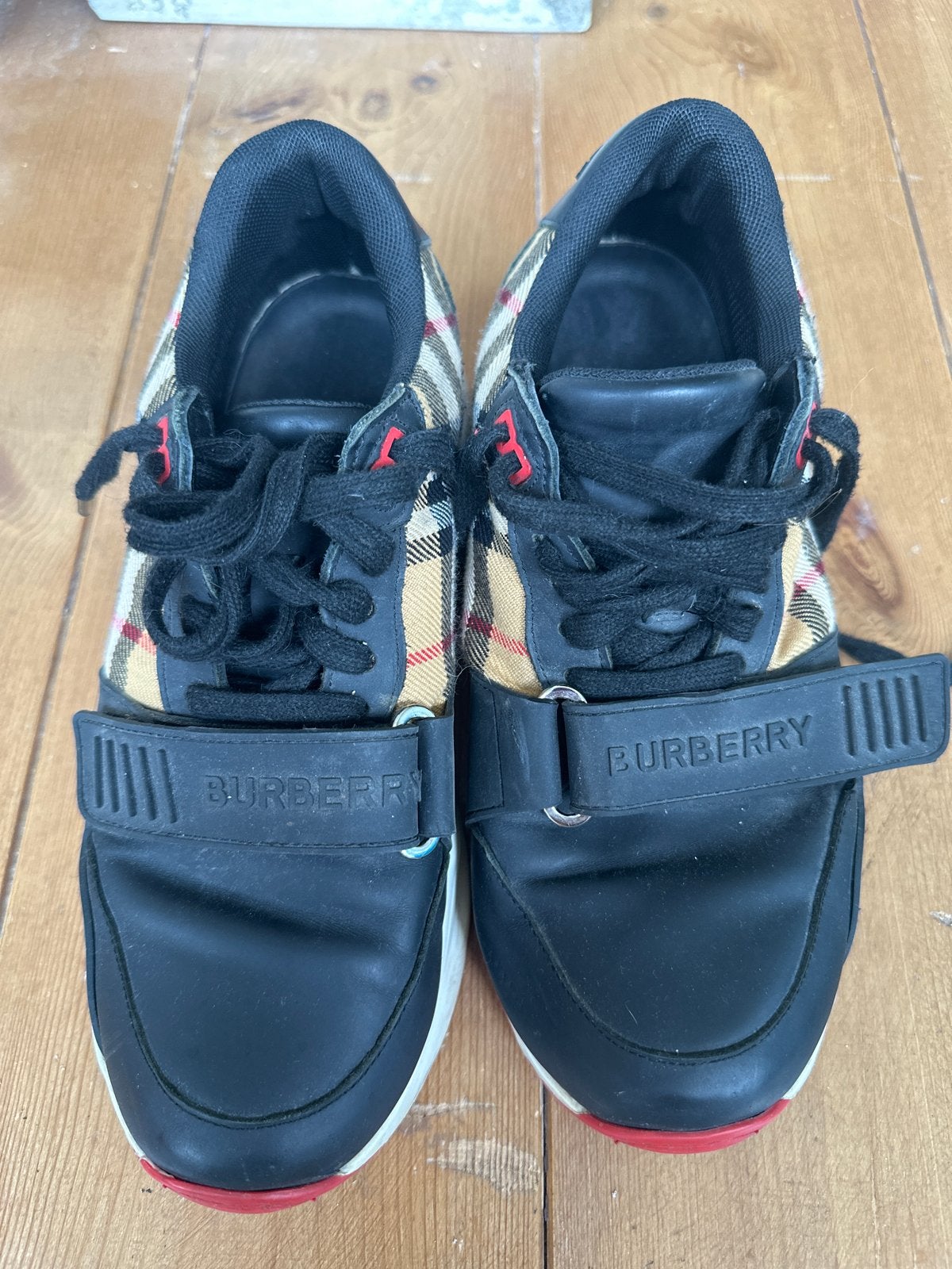 Burberry Sneakers met Klassiek Ruitpatroon, Ophalen, Gedragen, Zwart, Sneakers of Gympen