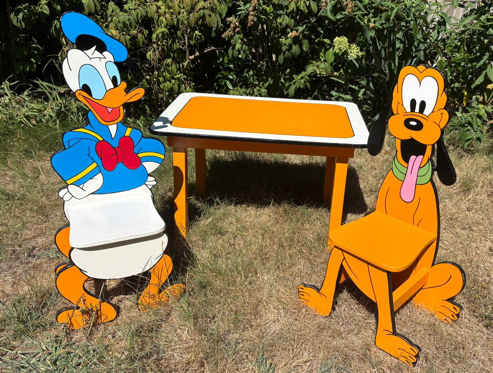 Twee houten kinderstoeltjes met tafel Donald Duck en Pluto, Ophalen of Verzenden, Zo goed als nieuw, Overige typen