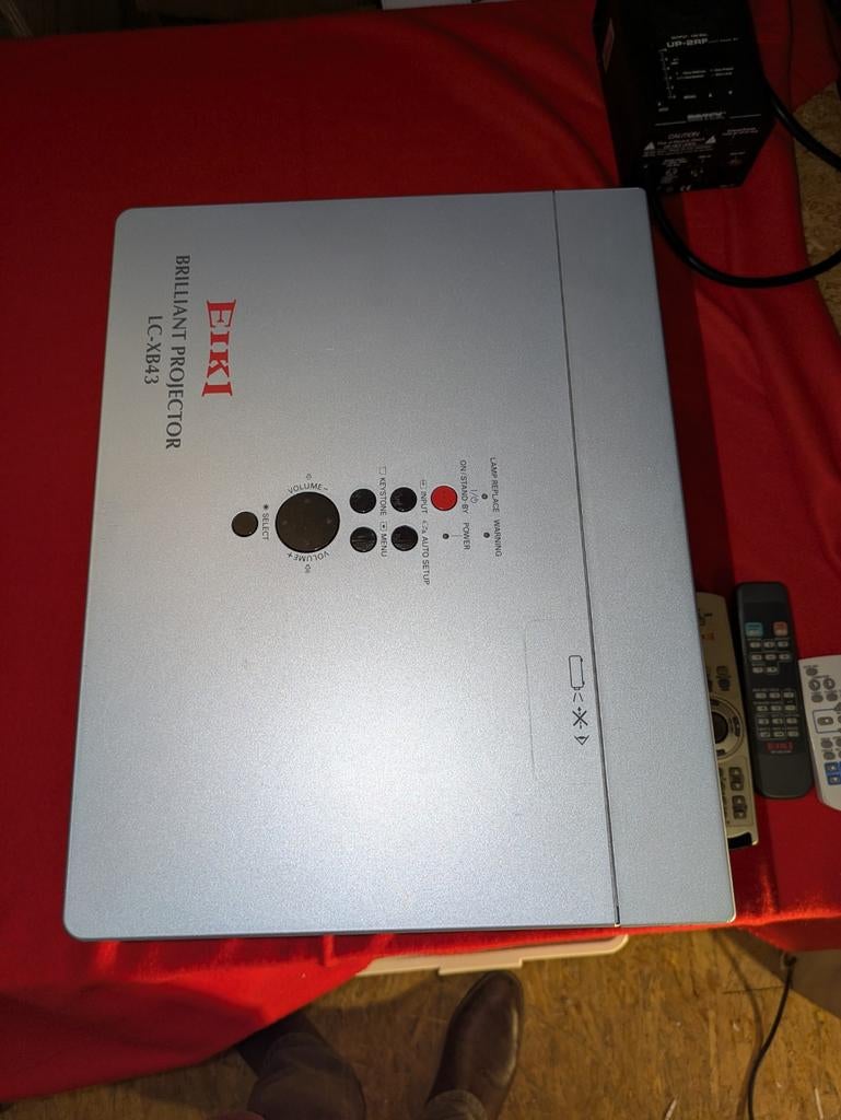 3x EIKI LC-XB43 Beamers + afstanden, Ophalen, Gebruikt, LCD, Full HD (1080)