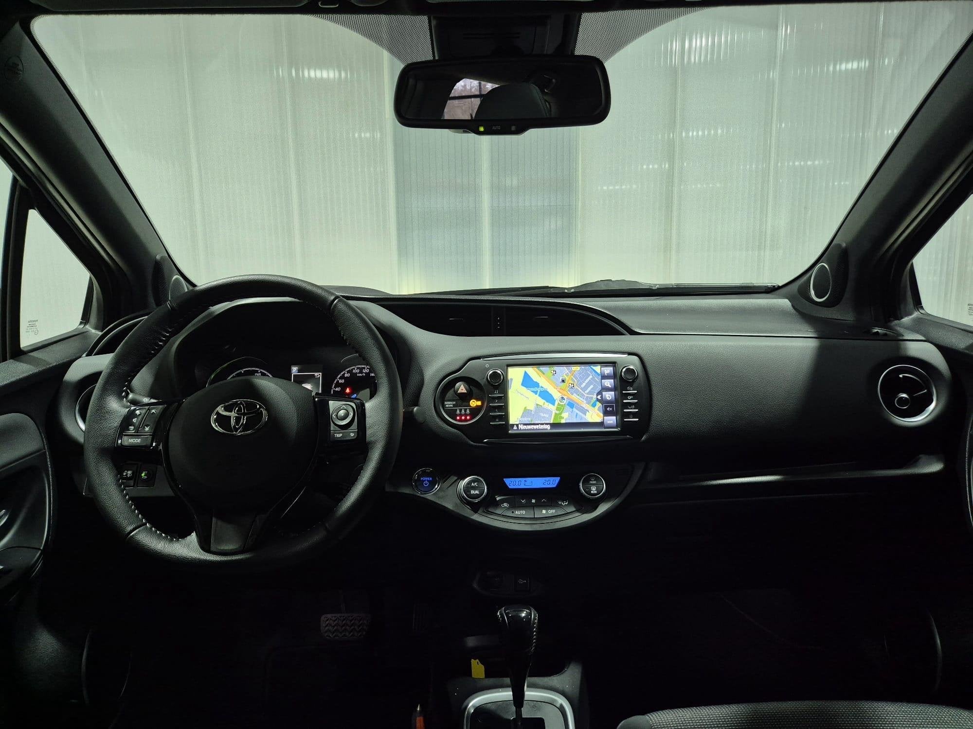 Toyota Yaris 1.5 Hybrid Premium Half lederen bekleding , Cam, Auto's, Toyota, Dealer onderhouden, Gebruikt, Euro 6, 4 cilinders