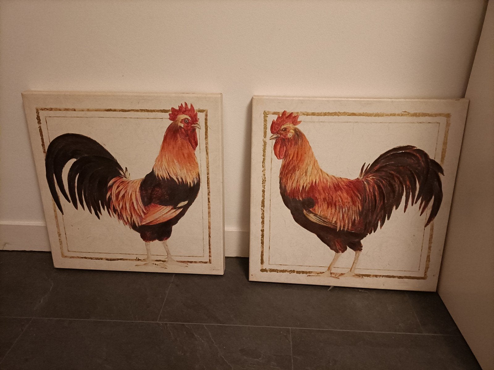 Set van 2 schilderijen: kleurrijke hanen, Antiek en Kunst, Ophalen of Verzenden