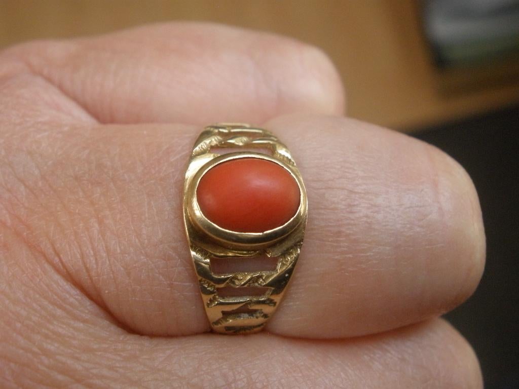 Zeeuwse Gouden Ring Met Bloedkoraal 14K MT 17, Ophalen of Verzenden, Zo goed als nieuw, 17 tot 18, Met edelsteen