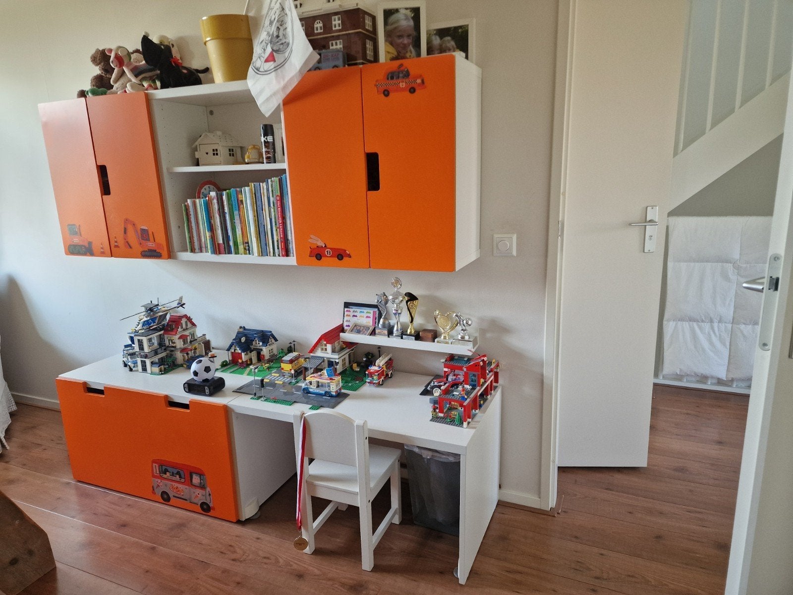 IKEA kinderbureau met lades en wandkastjes, Kinderen en Baby's, Kinderkamer | Commodes en Kasten, Kast, 50 tot 70 cm, 105 cm of meer