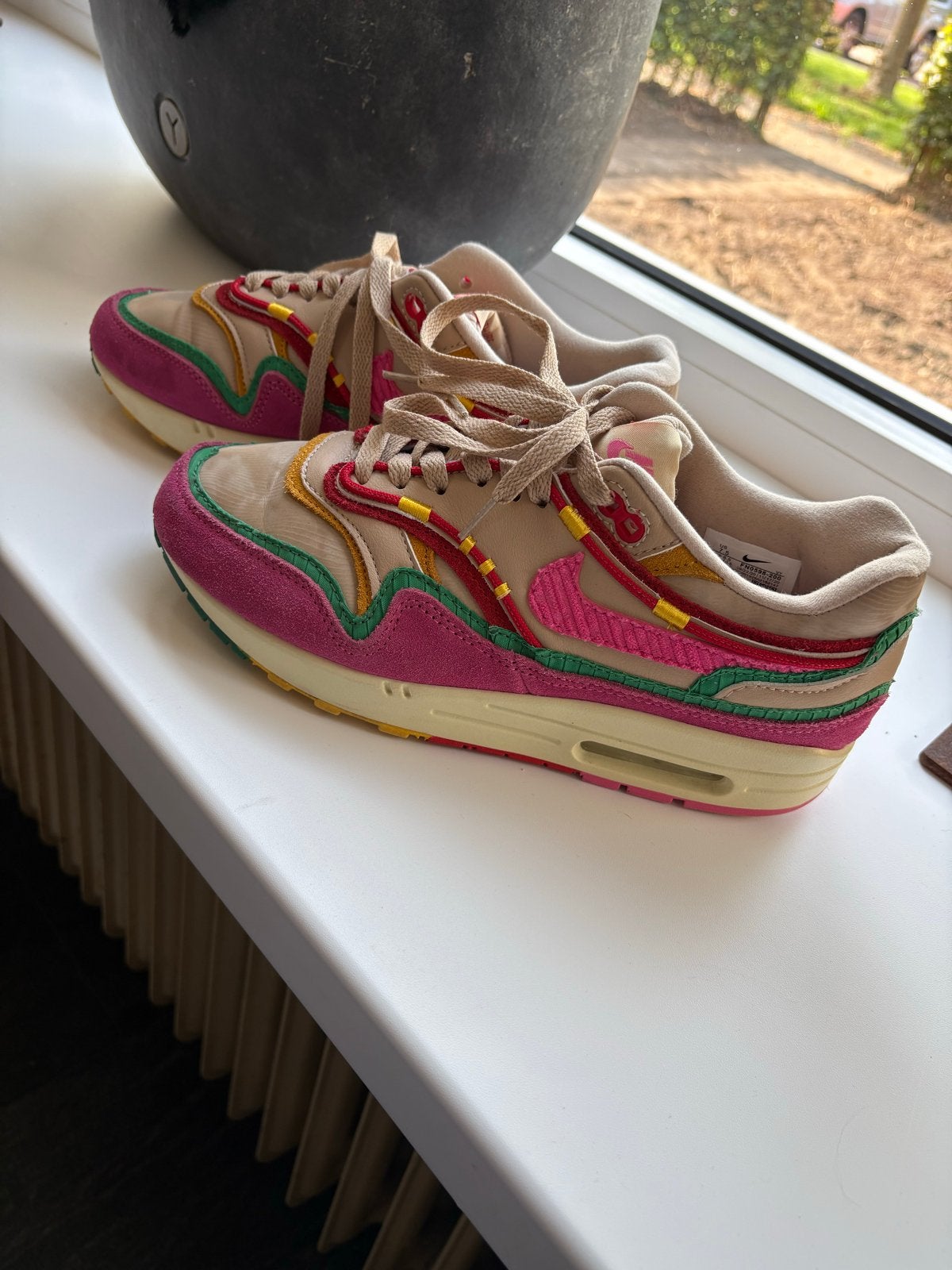 Nike Air Max 1 La Familia - Maat 40.5, Ophalen of Verzenden, Zo goed als nieuw, Overige kleuren, Sneakers of Gympen
