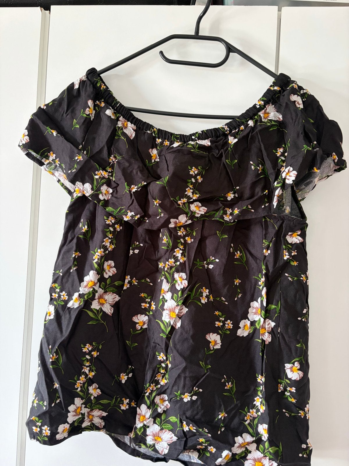 Zwarte off-shoulder top met bloemenprint, Zwart, Maat 42/44 (L), Ophalen of Verzenden, Zo goed als nieuw