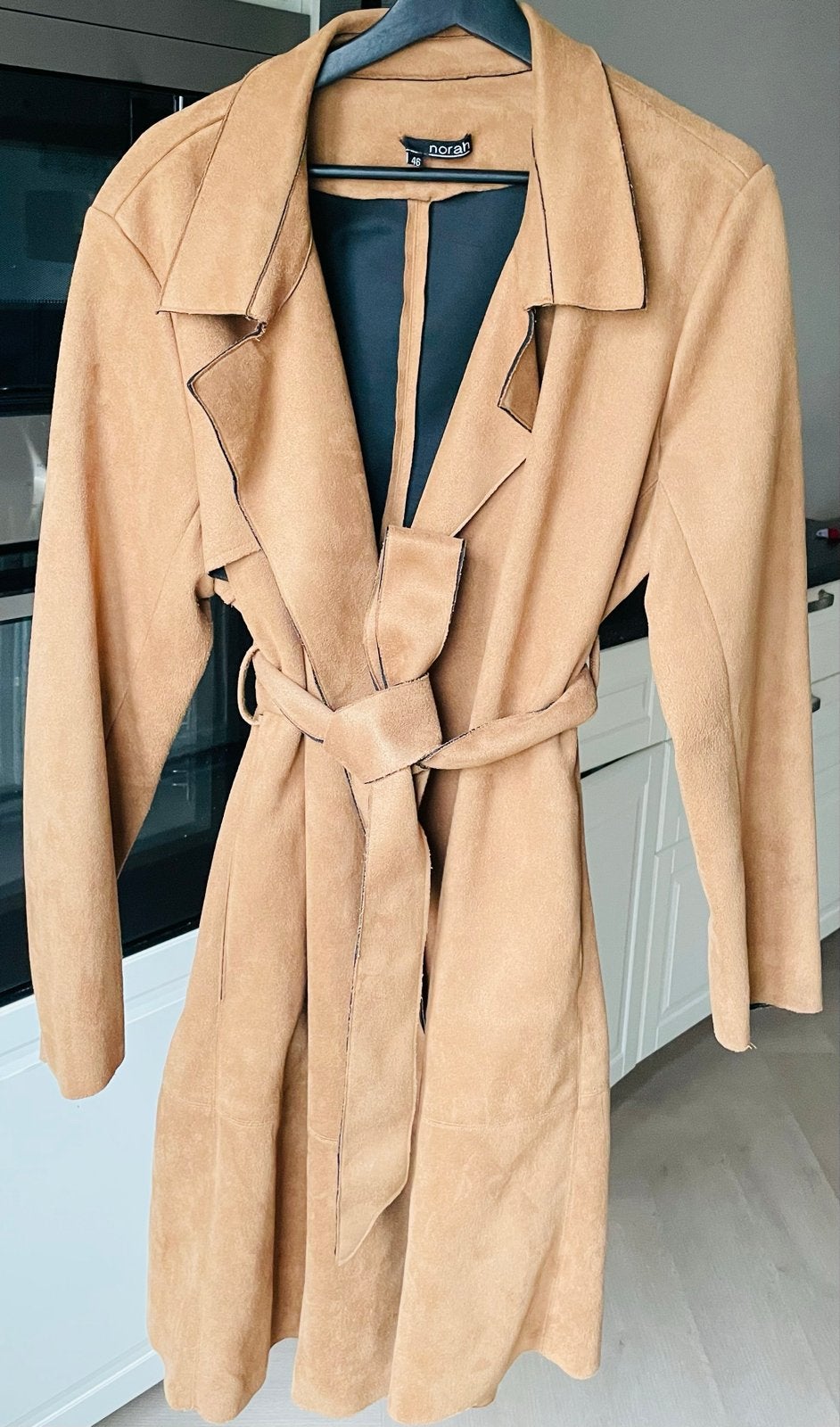 Suède trenchcoat, nieuw en ongedragen, Ophalen of Verzenden, Nieuw, Maat 46/48 (XL) of groter, Bruin