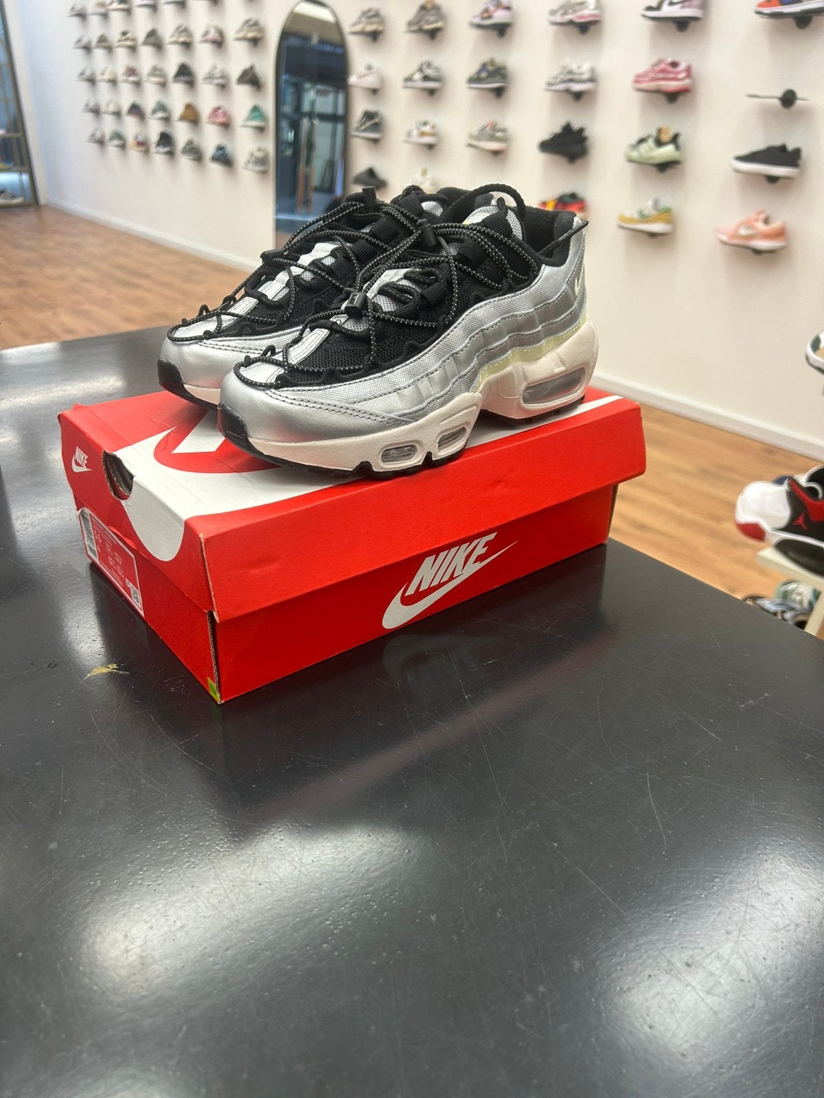 Nike Air Max 95 Metallic Silver – Maat 36, Kleding | Dames, Schoenen, Overige kleuren, Nieuw, Ophalen of Verzenden, A