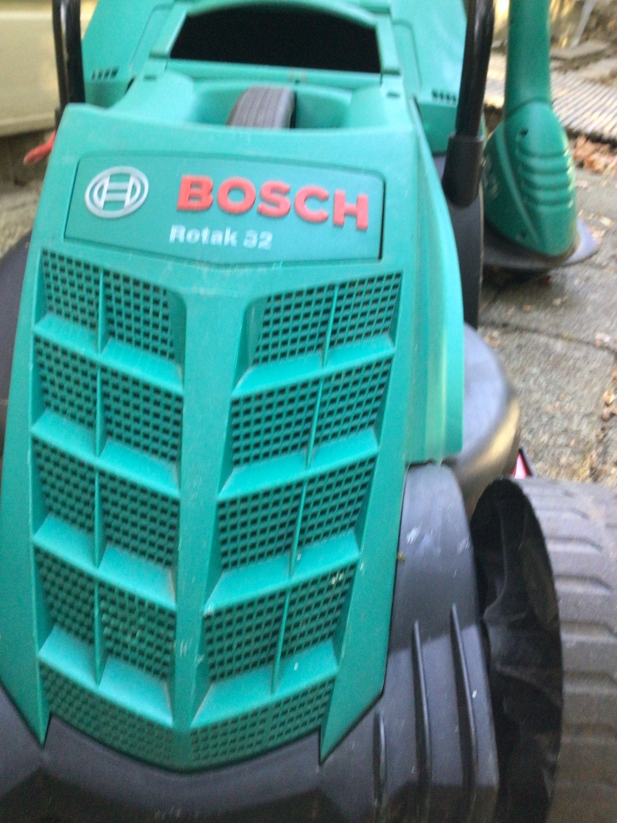 Bosch Rotak 32 grasmaaier met Easytrim kantentrimmer, Ophalen, Cirkelmaaier, Gebruikt, Elektrische grasmaaier