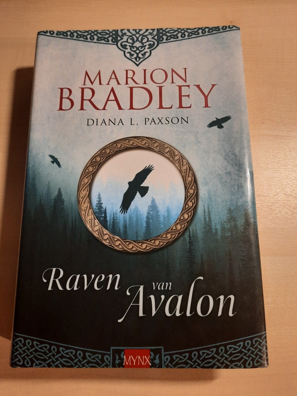Marion Zimmer Zimmer Bradley - Raven van Avalon, Ophalen of Verzenden, Zo goed als nieuw, Marion Zimmer Zimmer Bradley; Diana L. Paxson