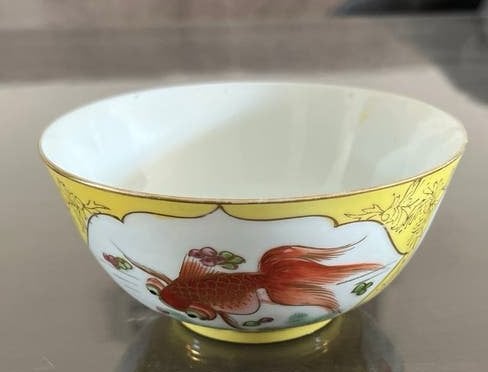 Antieke Chinese kom met goudvissen en Chinese karakters, Ophalen