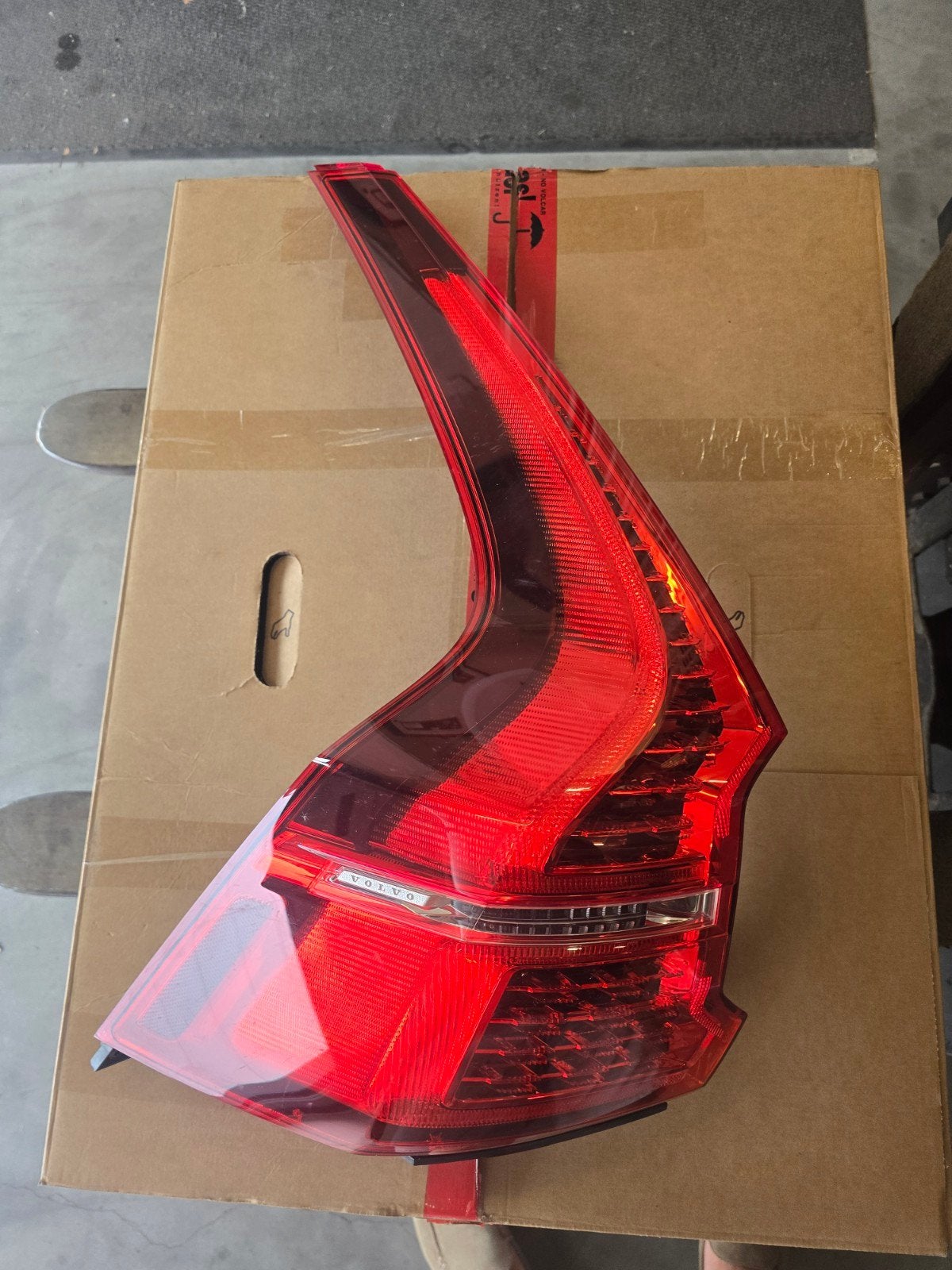 Achterlicht Links Volvo XC60 2022, Ophalen, Gebruikt, Achterklep, Links