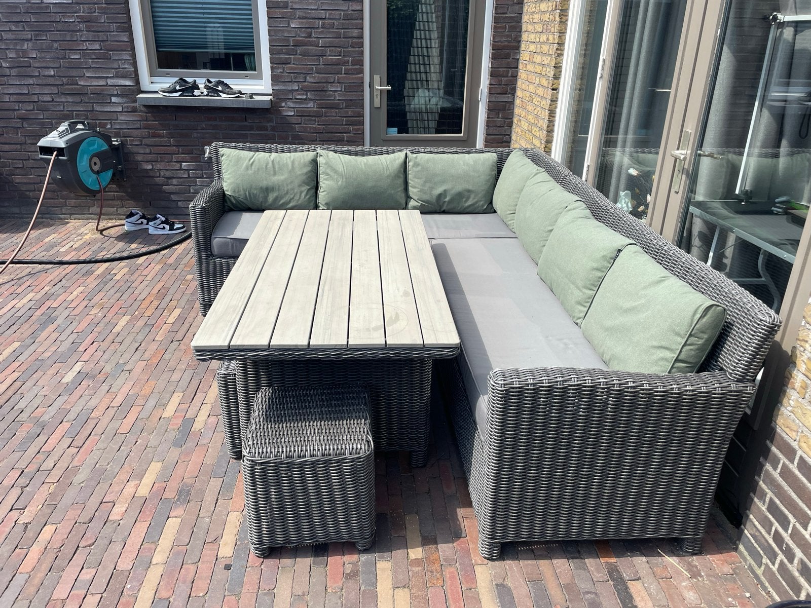 Grijze Wicker Loungeset met Tafel en Hockers, Tuin en Terras, Tuinsets en Loungesets, Ophalen, Gebruikt, Meer dan 8 zitplaatsen