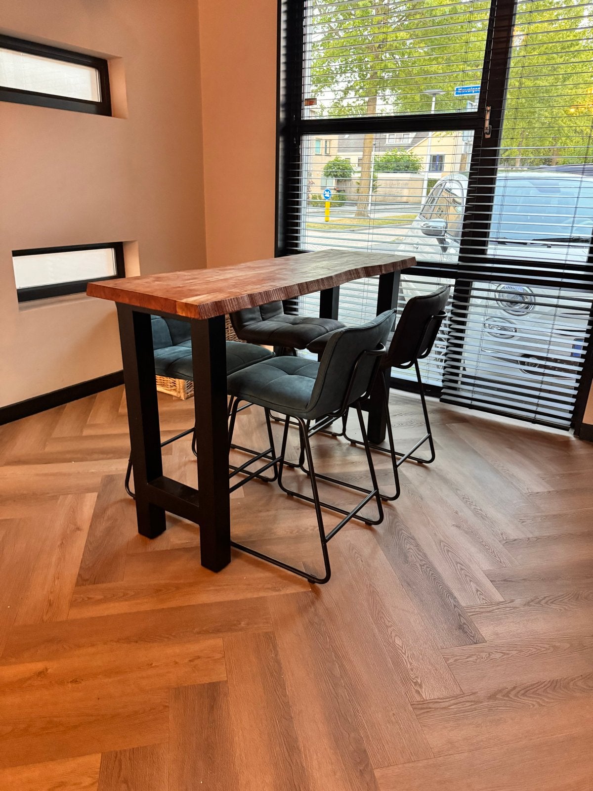 Hoge bartafel met 4 barkrukken - Zo goed als nieuw, Ophalen, Met voetsteun, Zo goed als nieuw, 90 cm of meer