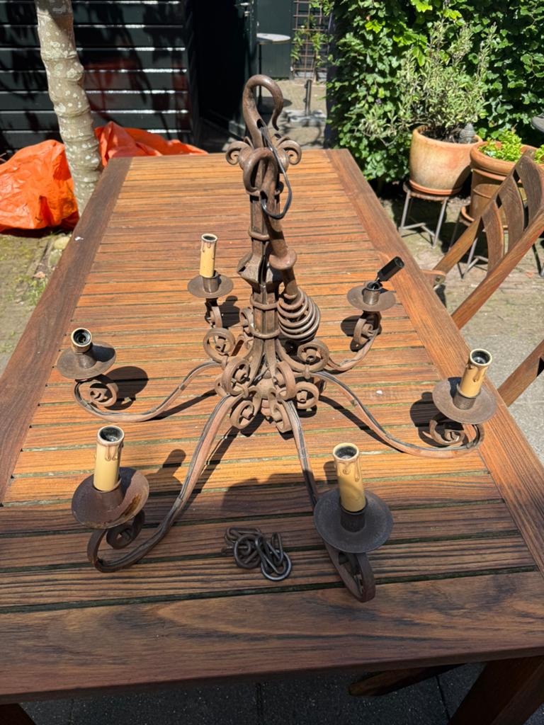 2 Antieke smeedijzeren kroonluchters brocante/restauratie, Huis en Inrichting, Lampen | Kroonluchters, Ophalen, Gebruikt, Metaal