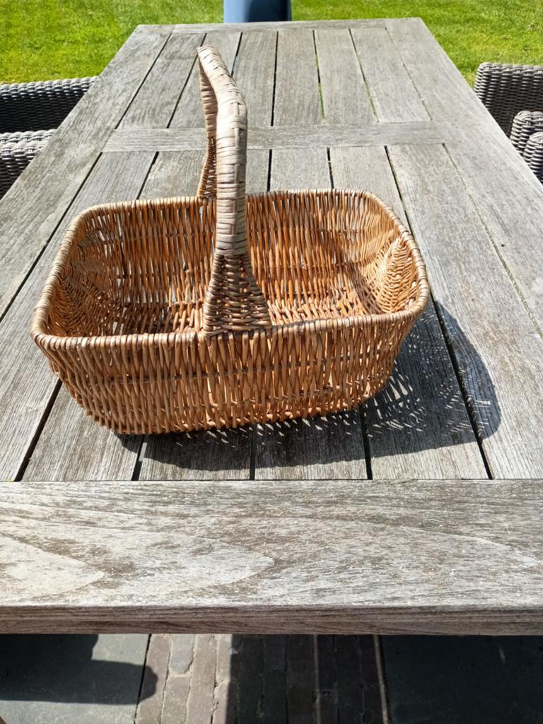 Oude rieten fruitmand - Alleen ophalen, Huis en Inrichting, Woonaccessoires | Schalen en Manden, Ophalen, Gebruikt, Mand, Vierkant