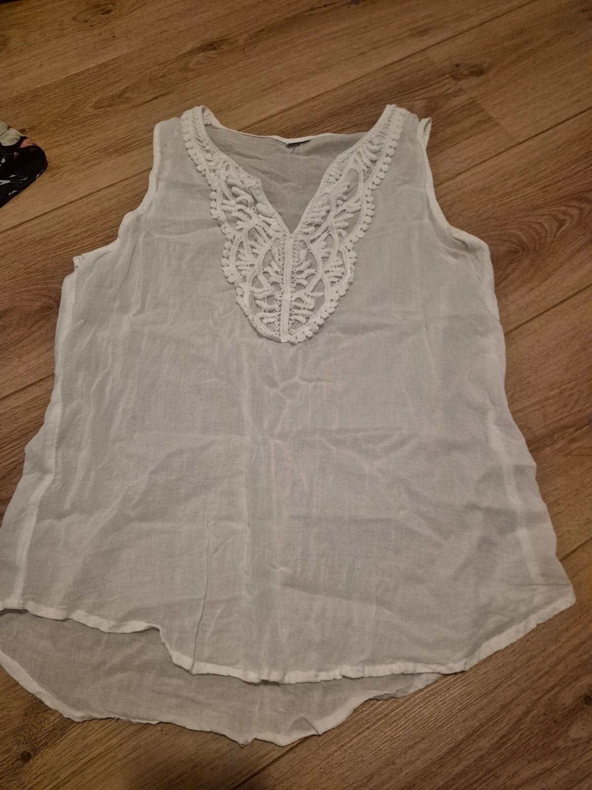 Witte katoen/linnen top met kanten V-hals - Maat M, Kleding | Dames, Tops, Ophalen of Verzenden, Maat 38/40 (M), Wit, Zonder mouw