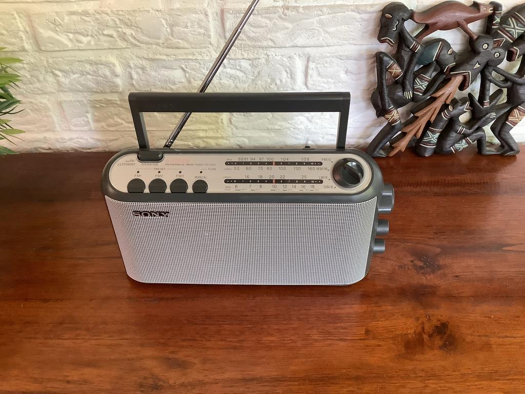 Sony Radio 4 banden met FM-presets., Ophalen of Verzenden, Zo goed als nieuw, Radio