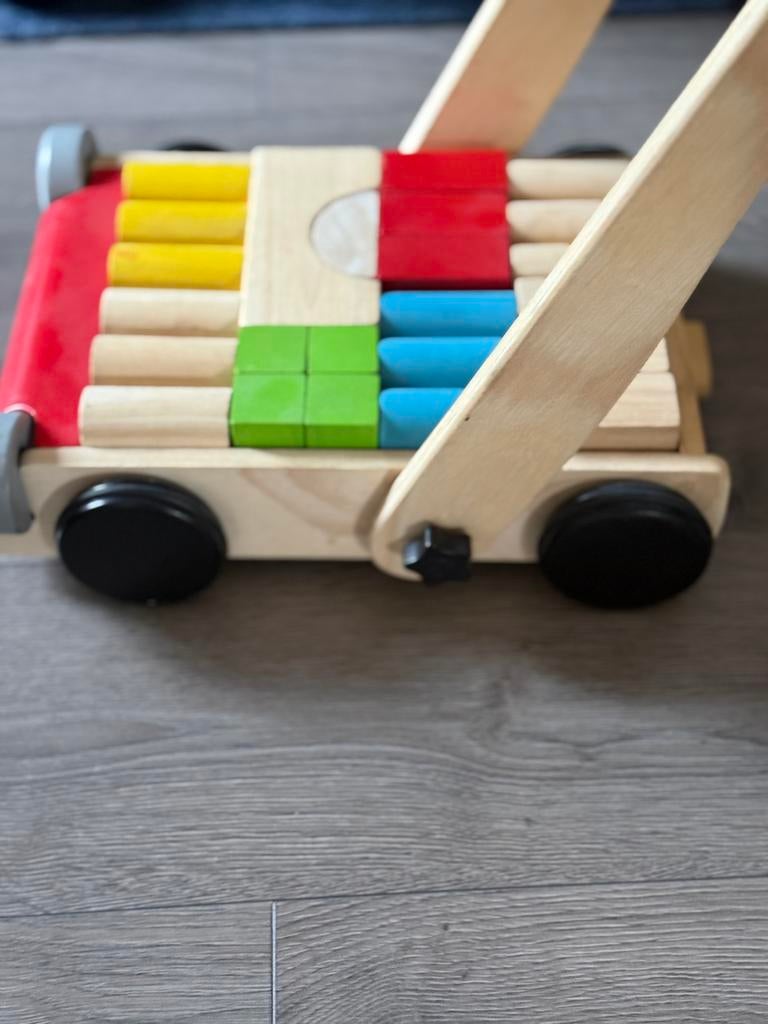 Houten blokkenkar met kleurrijke blokken van plan toys, Kinderen en Baby's, Speelgoed | Houten speelgoed, Ophalen of Verzenden