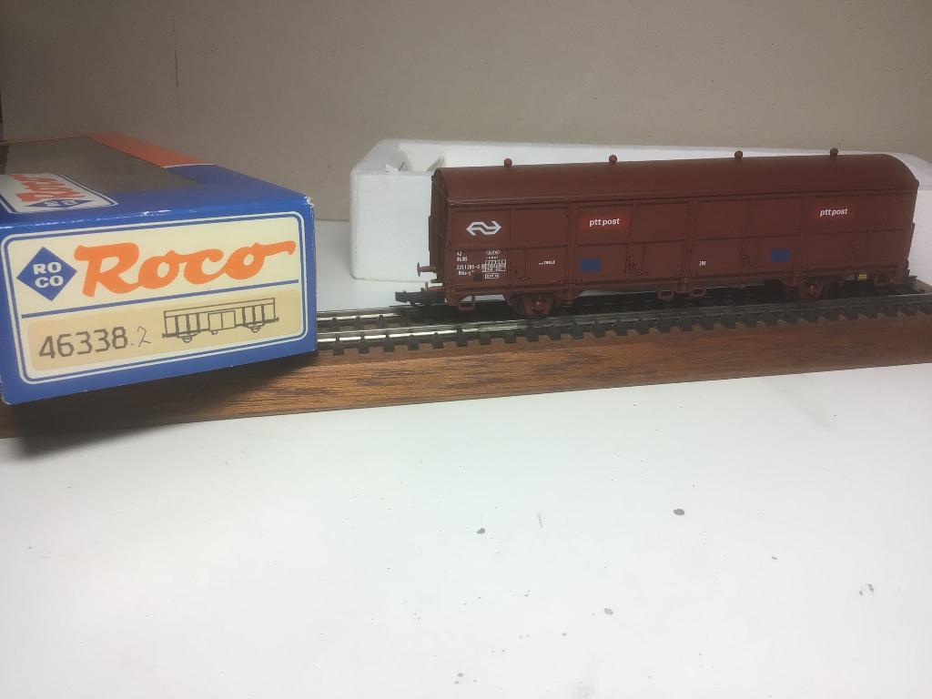 Roco 46338 PTT WAGEN BRUIN  2 stuks, Wisselstroom, Wagon, Ophalen of Verzenden, Roco