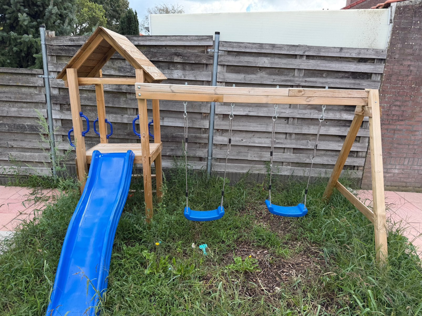 Houten speeltoestel met glijbaan en 2 schommels, Kinderen en Baby's, Ophalen, Zo goed als nieuw, Glijbaan