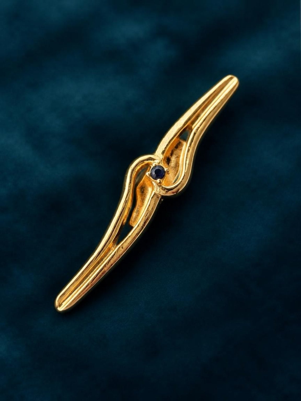 Vintage Momix Goudkleurige Speld-Broche met Blauw Steentje, Overige materialen, Gebruikt, Ophalen of Verzenden, Met edelsteen