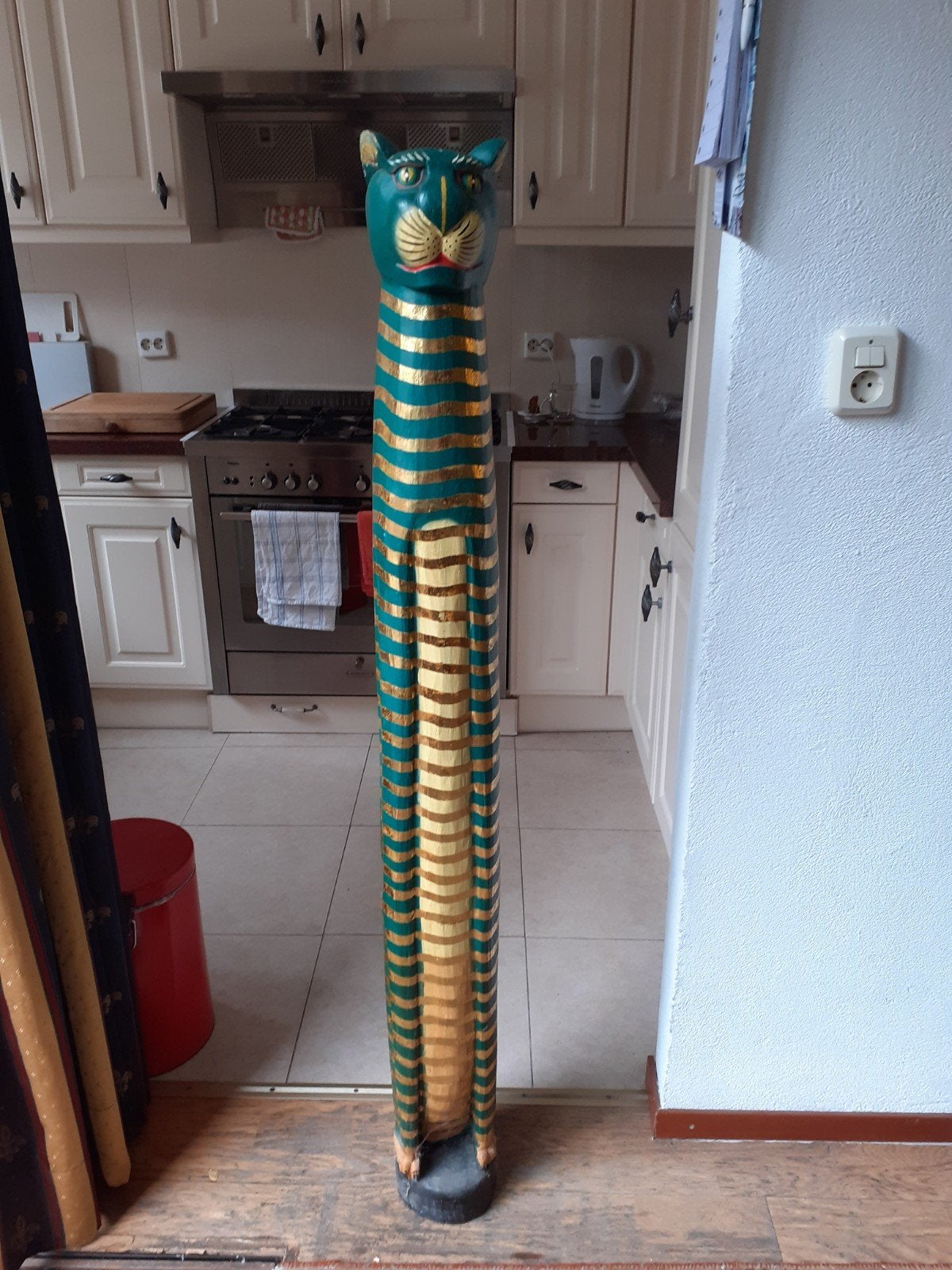 Grote houten kat sculptuur, groen met goud gestreept, Overige onderwerpen, Ophalen of Verzenden, Beeld, Hout