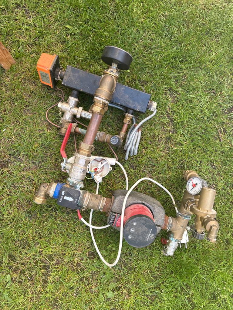 Grundfos Alpha2 25-60 130 CV-pomp met leidingwerk, Doe-het-zelf en Verbouw, Verwarming en Radiatoren, Ophalen, Gebruikt, Minder dan 30 cm