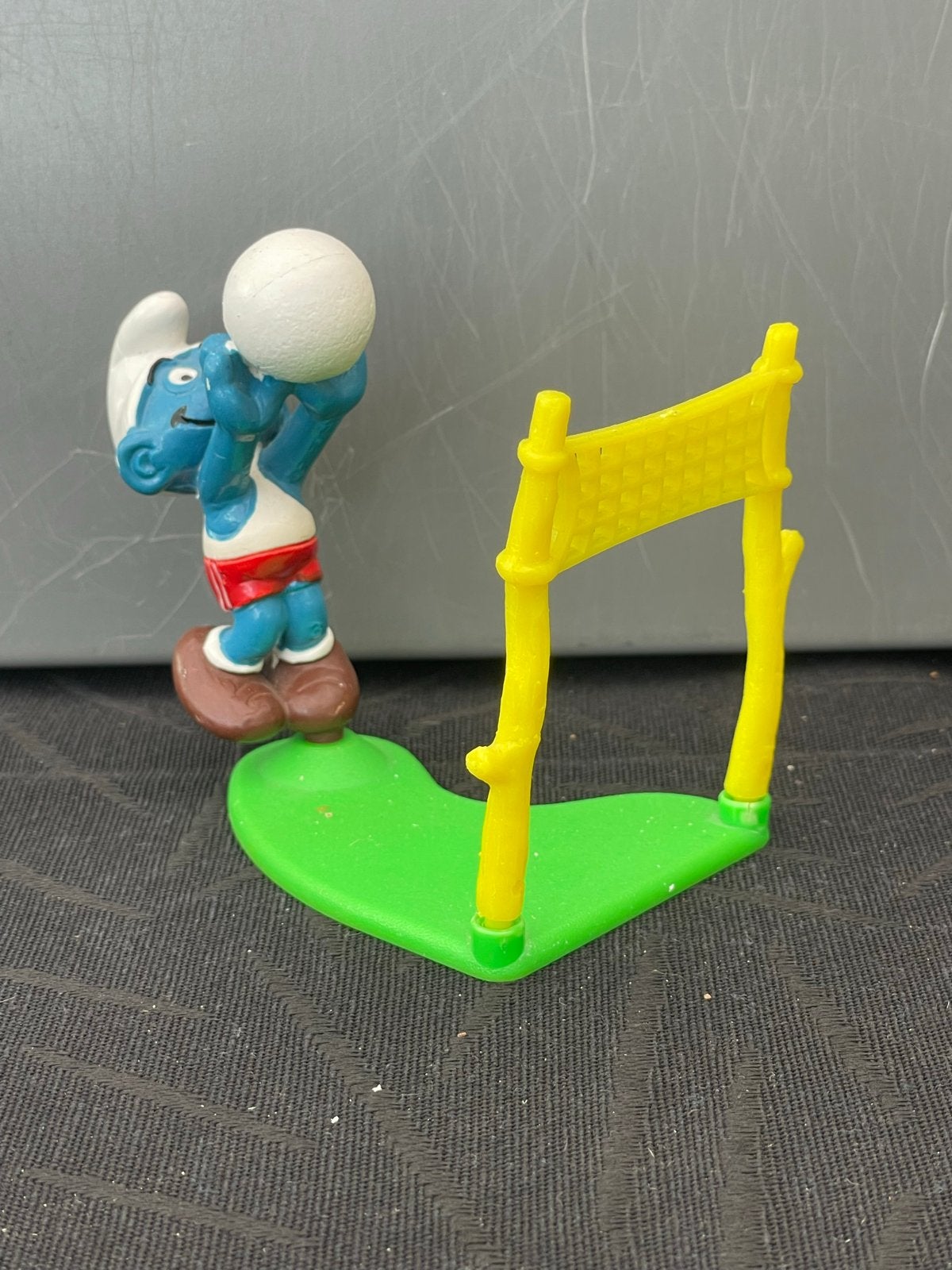 Smurf volleybal figuur met netje - Vintage speelgoed, Verzamelen, Ophalen of Verzenden, Gebruikt, Overige Smurfen, Poppetje, Figuurtje of Knuffel