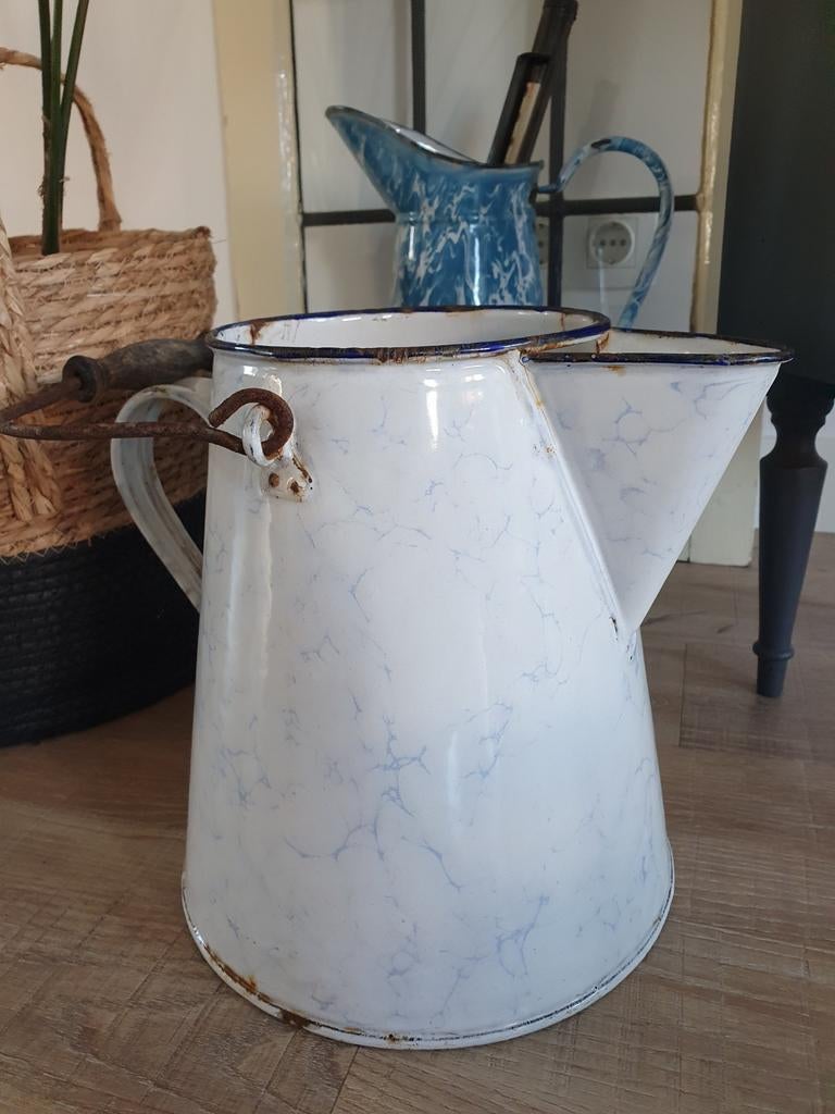 Zeer grote antieke Wit / blauw gemêleerde schenkkan €35, Antiek en Kunst, Ophalen of Verzenden