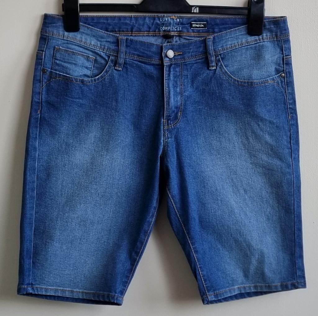 Complices stretchy jeansshort mt. 44, Blauw, Ophalen of Verzenden, Zo goed als nieuw, W33 - W36 (confectie 42/44)