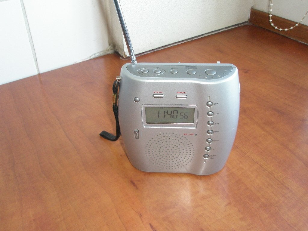 Bench KH2024 Radio met klok-/wekker-functie, Ophalen of Verzenden, Gebruikt, Radio