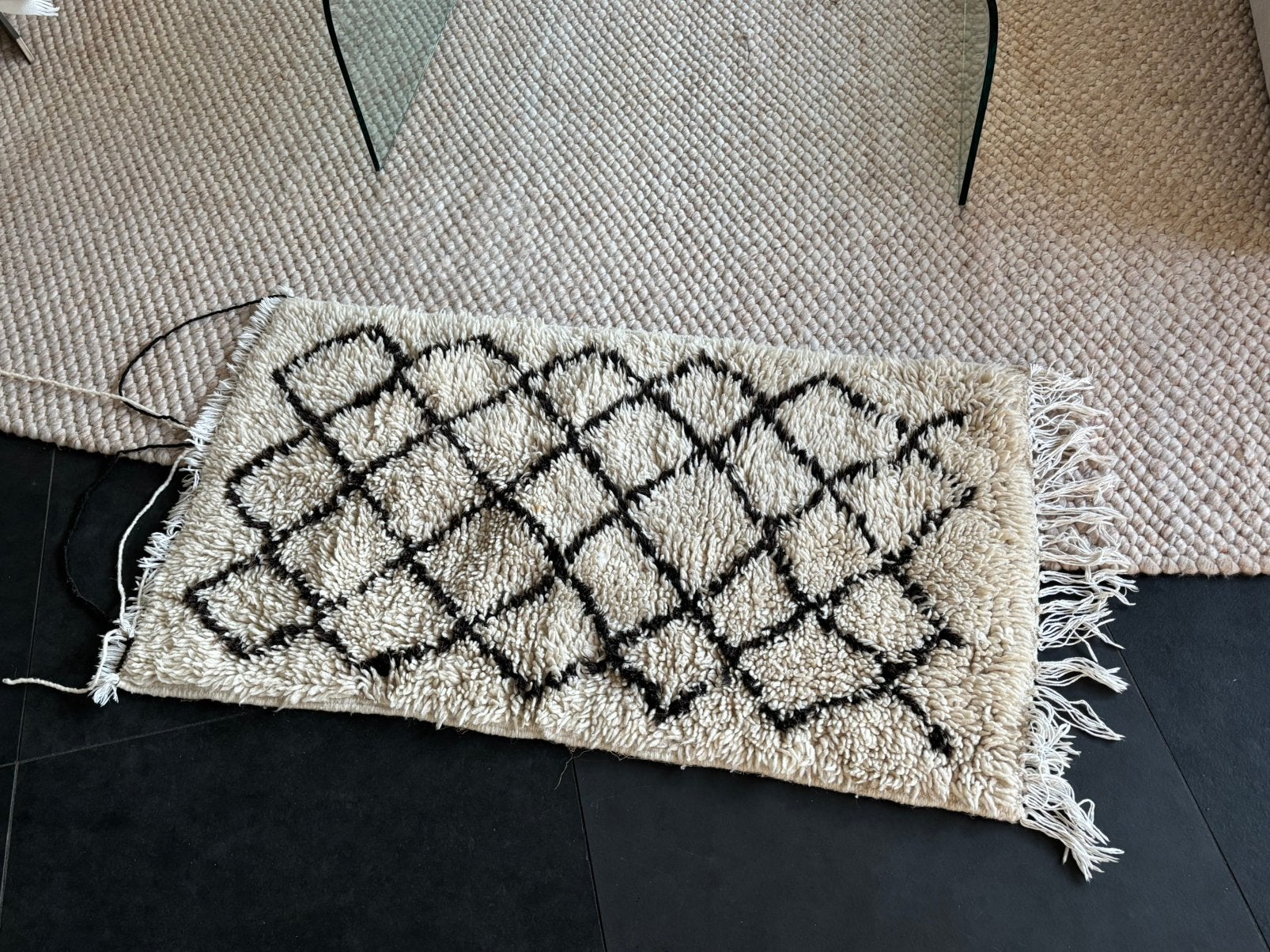 Berber vloerkleed/wandkleed in naturel wol zwart ruitpatroon, Ophalen, Gebruikt, ', 100 tot 150 cm