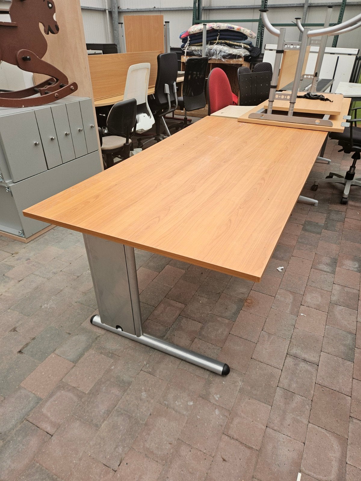 Ruim bureau met houten blad en metalen onderstel, Huis en Inrichting, Bureaus, Gebruikt, Ophalen