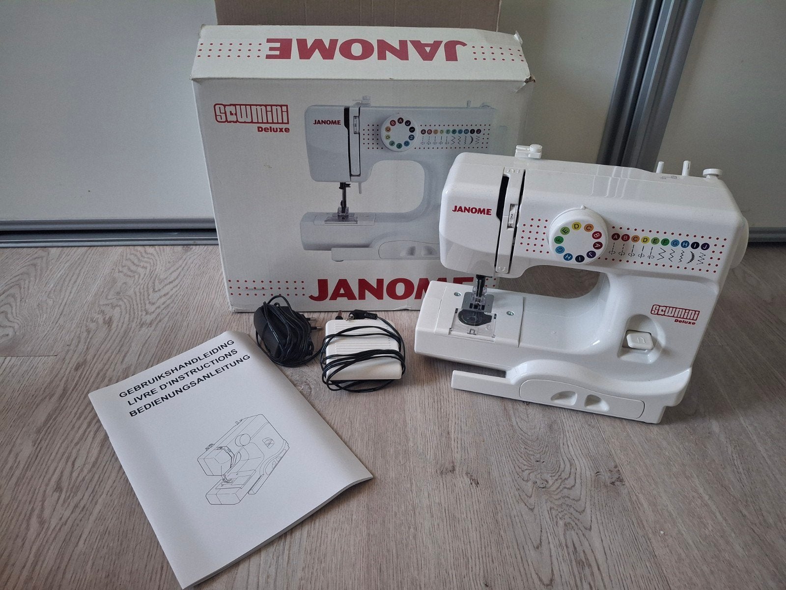 Janome Scwmini Deluxe Kinder Naaimachine met Beveiligde Naa, Hobby en Vrije tijd, Naaimachines en Toebehoren, Ophalen, Zo goed als nieuw