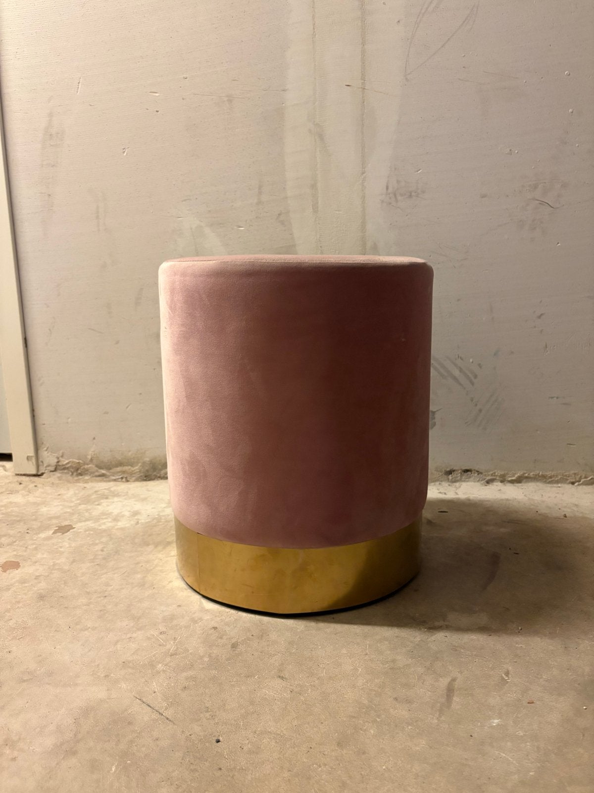 Roze fluwelen poef met gouden accent, Huis en Inrichting, Ophalen, Minder dan 50 cm, Rond, Zo goed als nieuw